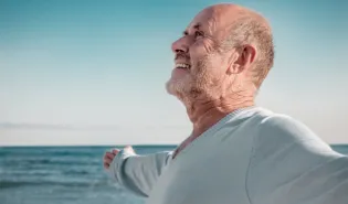 Senior heureux à la retraite